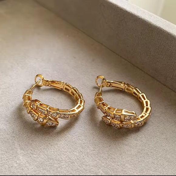 Serpenti Hoop Earrings with Crystals
Gold - Picture 5 of 8